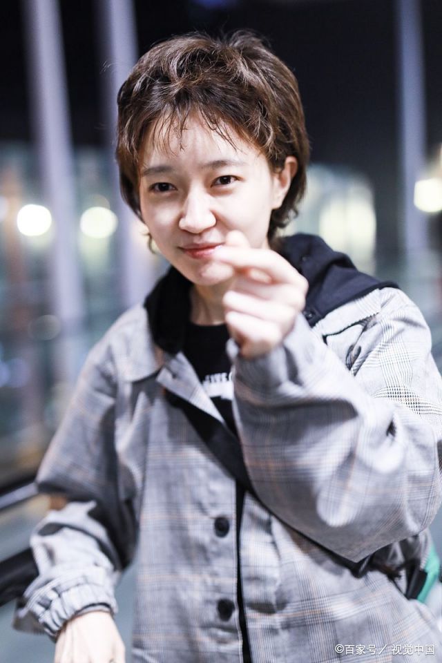 焦俊艳现身街头,美女怀抱萌娃露纯真笑容可爱无敌!